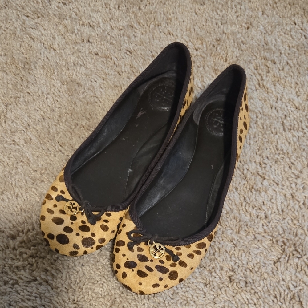 Tory Burch Reva Leopard Print‎ Calf Hair Ballet Flats Gold Logo 7.5M